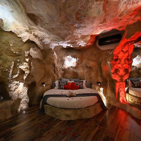 B&B La Casa nella Roccia Villanova del Battista Esterno foto