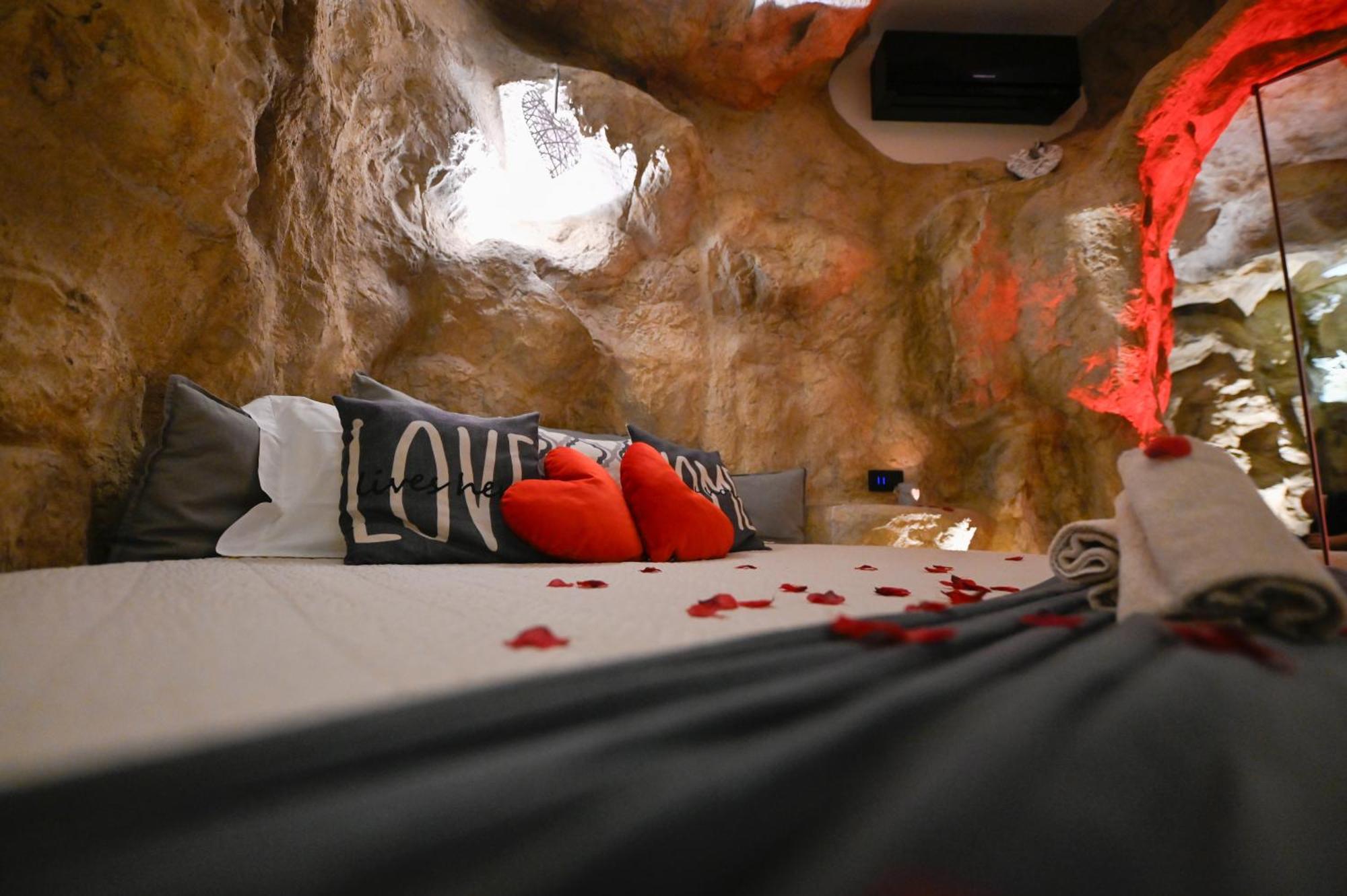 B&B La Casa nella Roccia Villanova del Battista Esterno foto