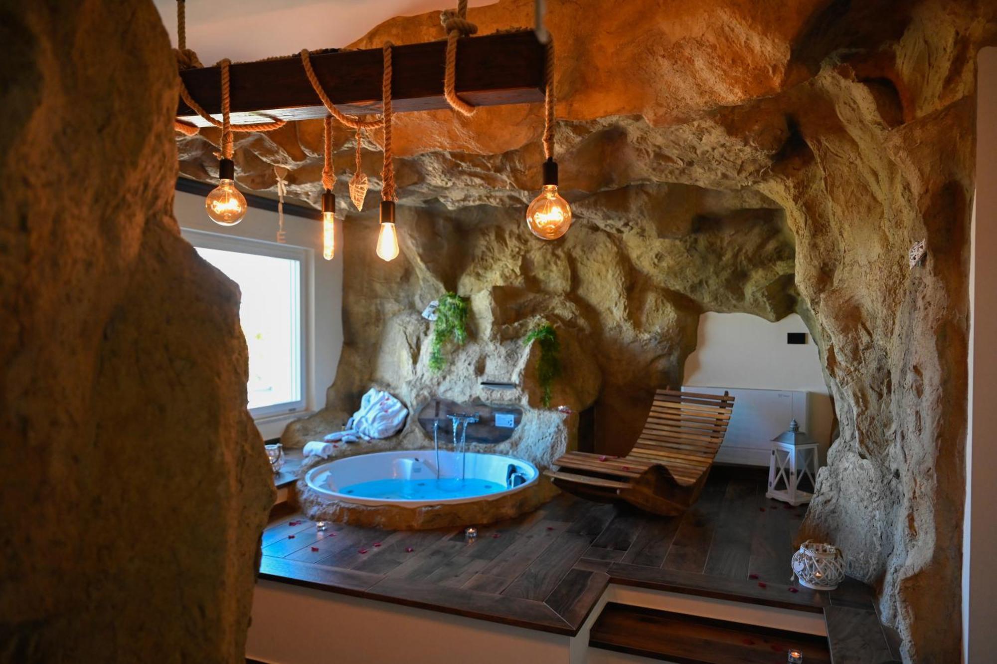 B&B La Casa nella Roccia Villanova del Battista Esterno foto