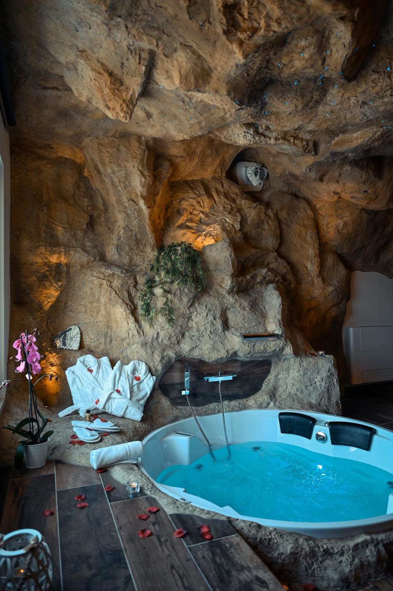 B&B La Casa nella Roccia Villanova del Battista Esterno foto