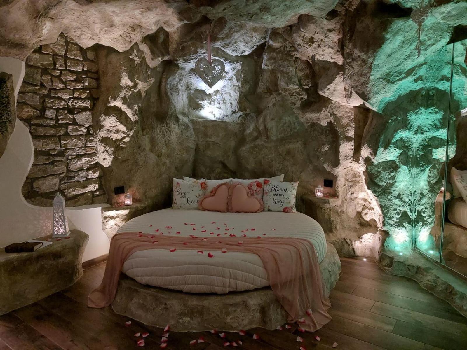 B&B La Casa nella Roccia Villanova del Battista Esterno foto