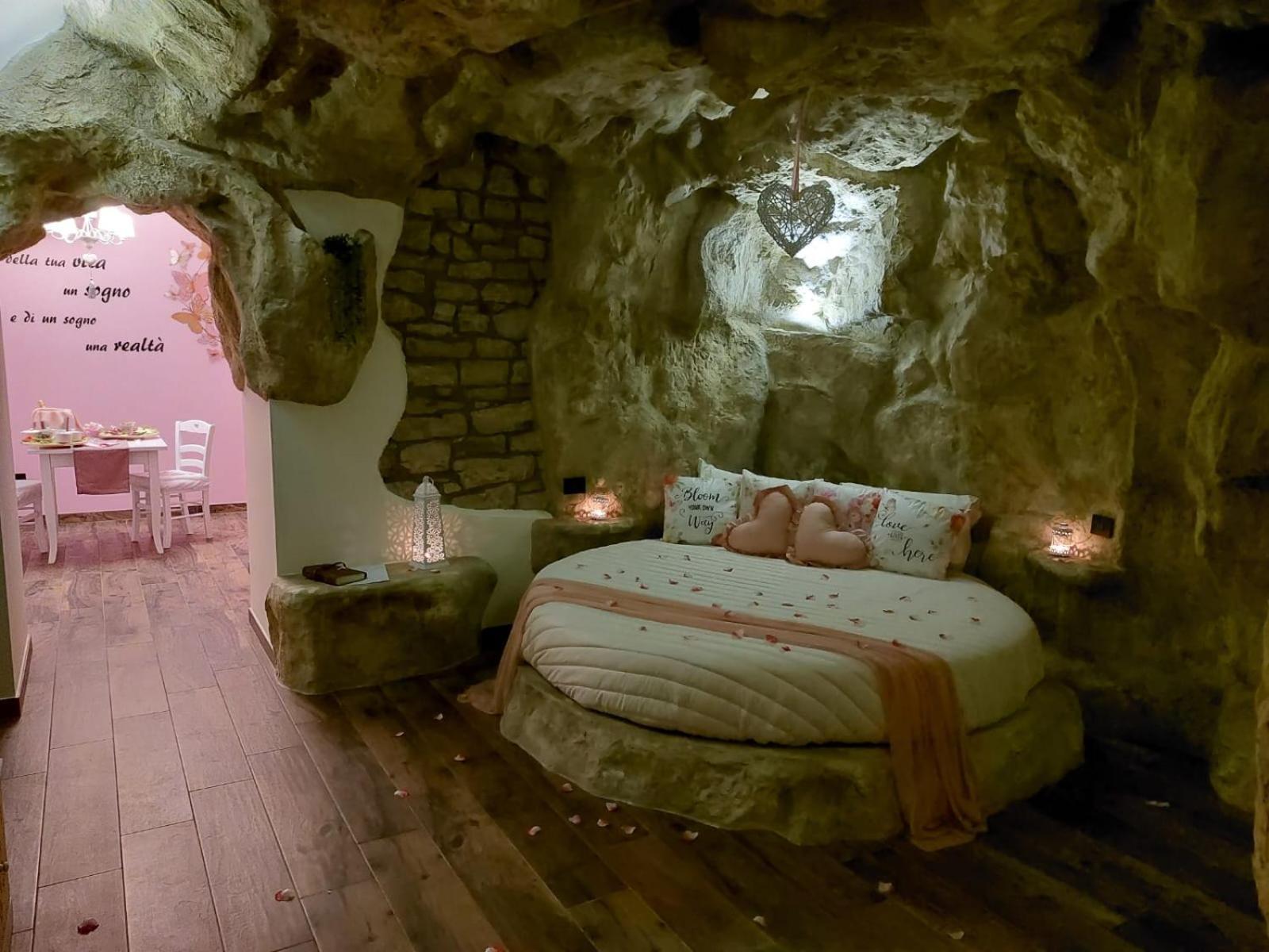 B&B La Casa nella Roccia Villanova del Battista Esterno foto
