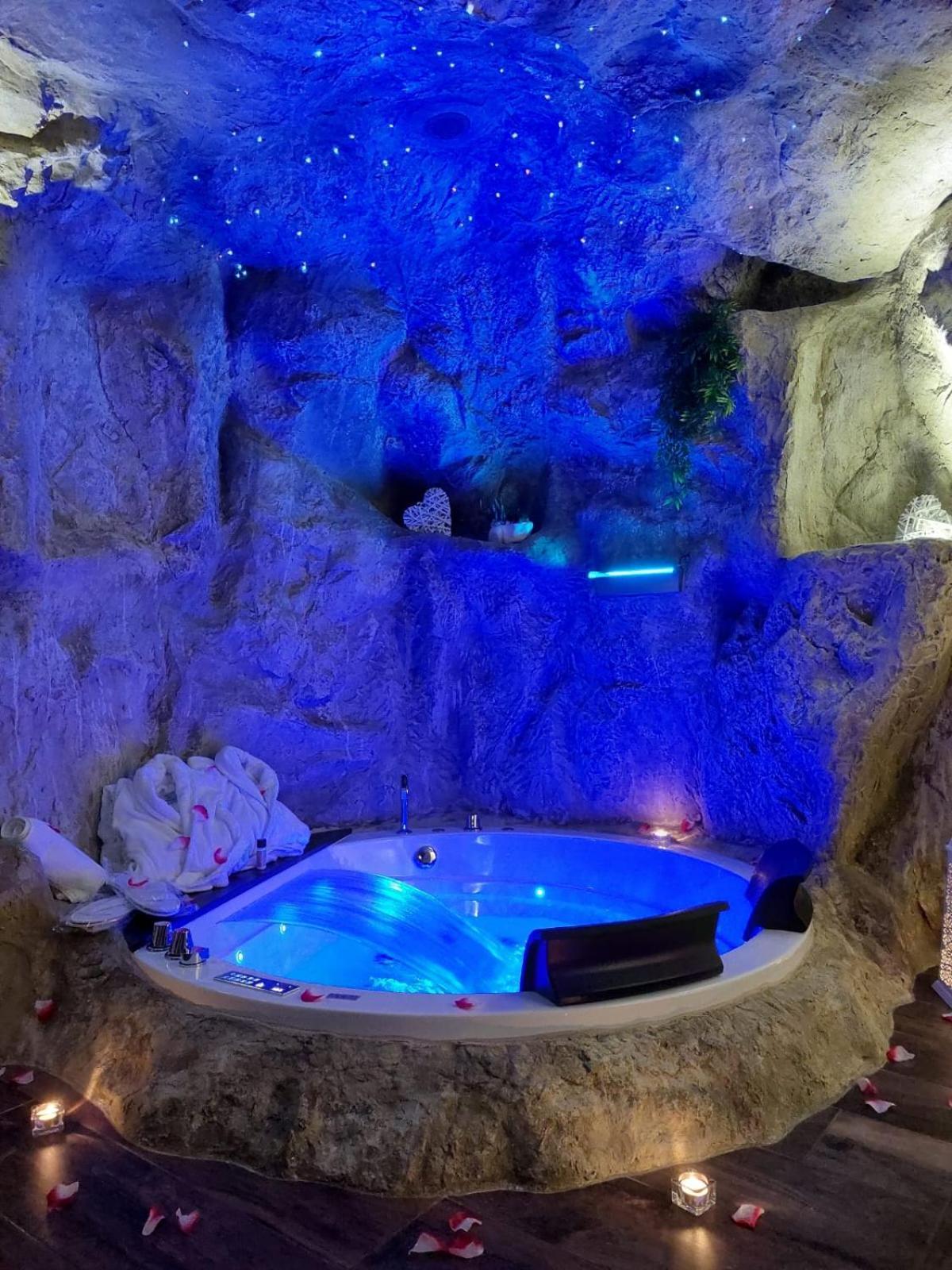 B&B La Casa nella Roccia Villanova del Battista Esterno foto