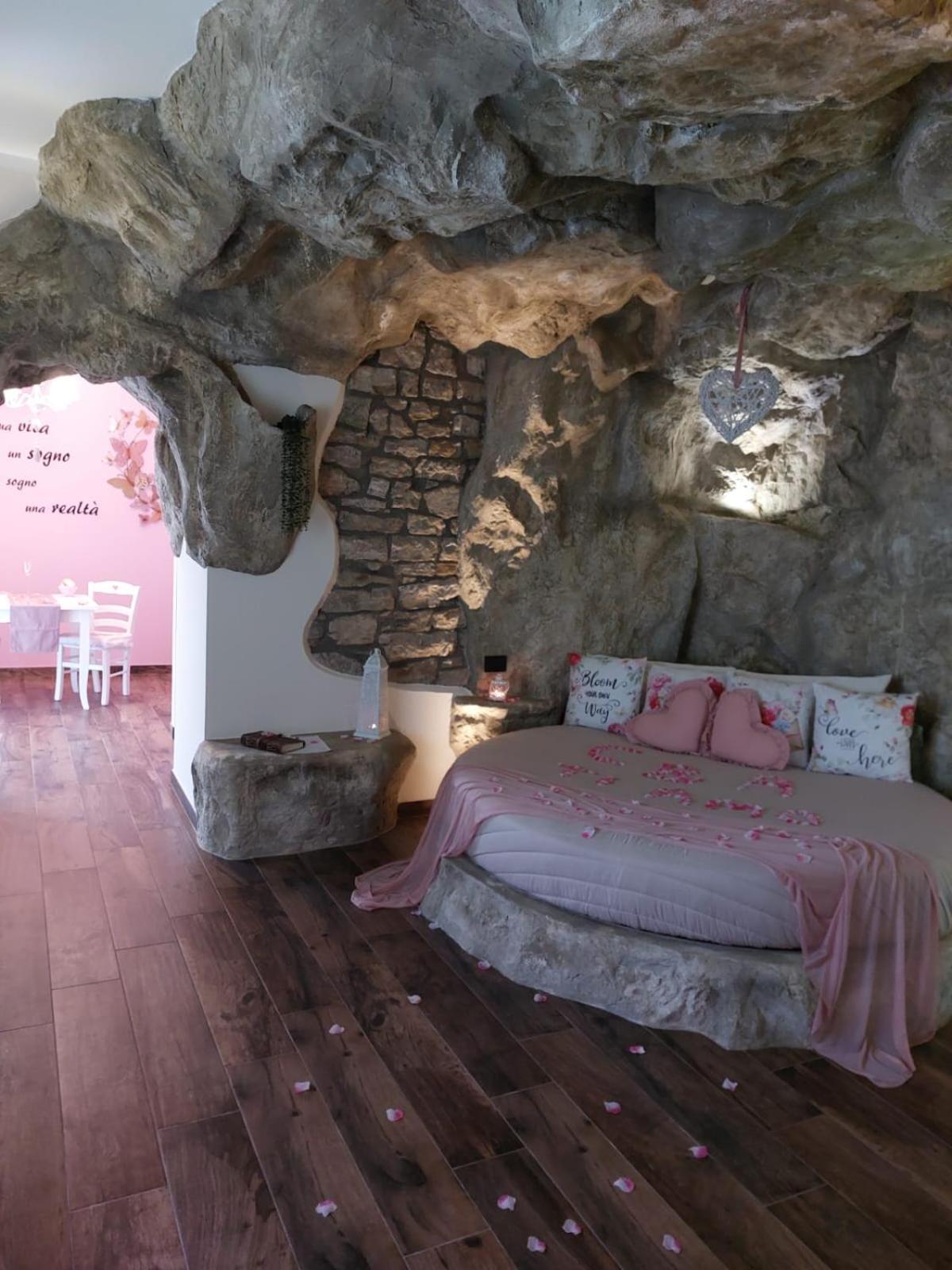 B&B La Casa nella Roccia Villanova del Battista Esterno foto