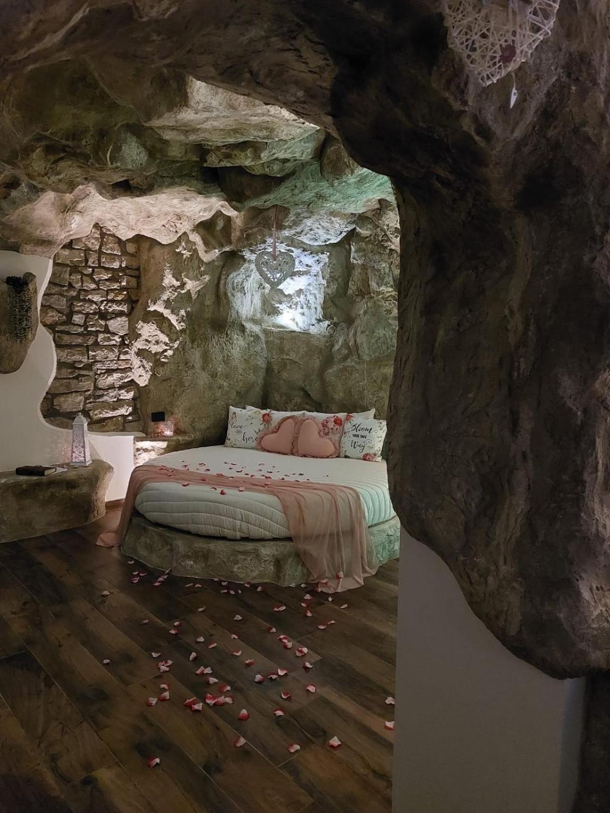 B&B La Casa nella Roccia Villanova del Battista Esterno foto