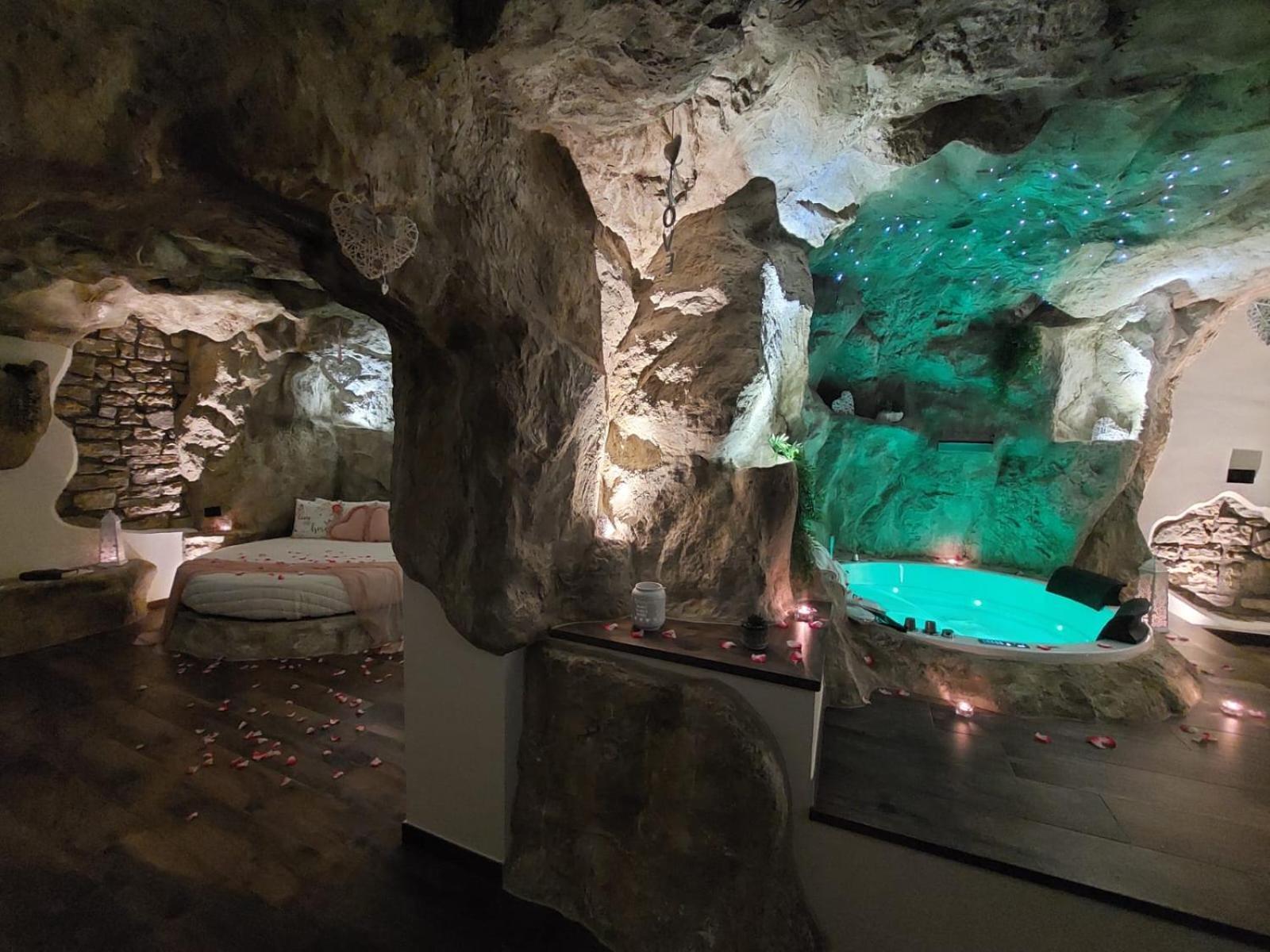 B&B La Casa nella Roccia Villanova del Battista Esterno foto